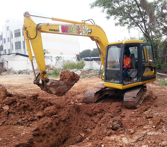 东莞南城办一个挖掘机培训学校需要多少钱？