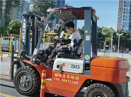 东莞大朗零基础学叉车拿证,大概需要多少钱?